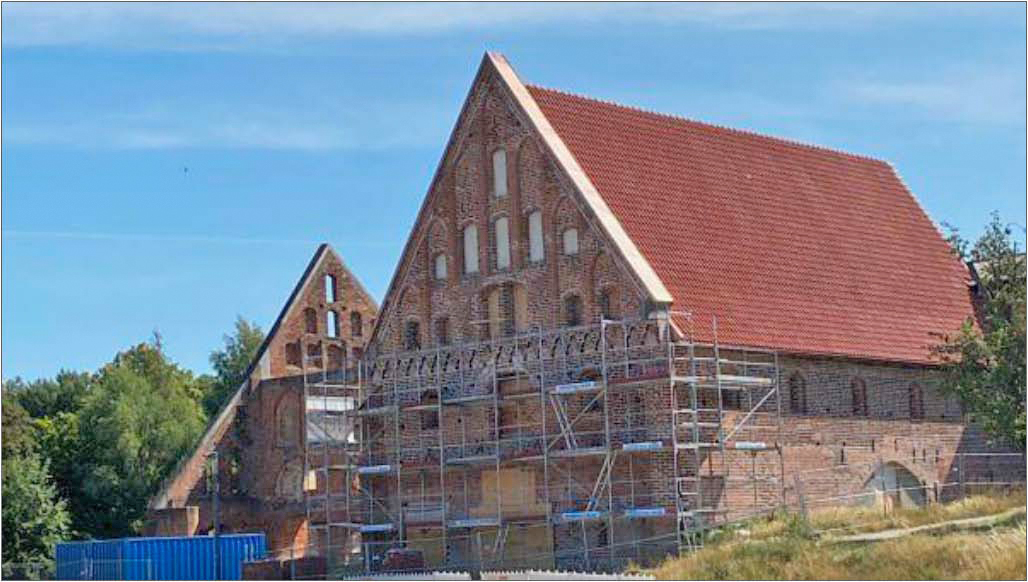 Neues Dach für Mühlenflügel des Wirtschaftsgebäudes